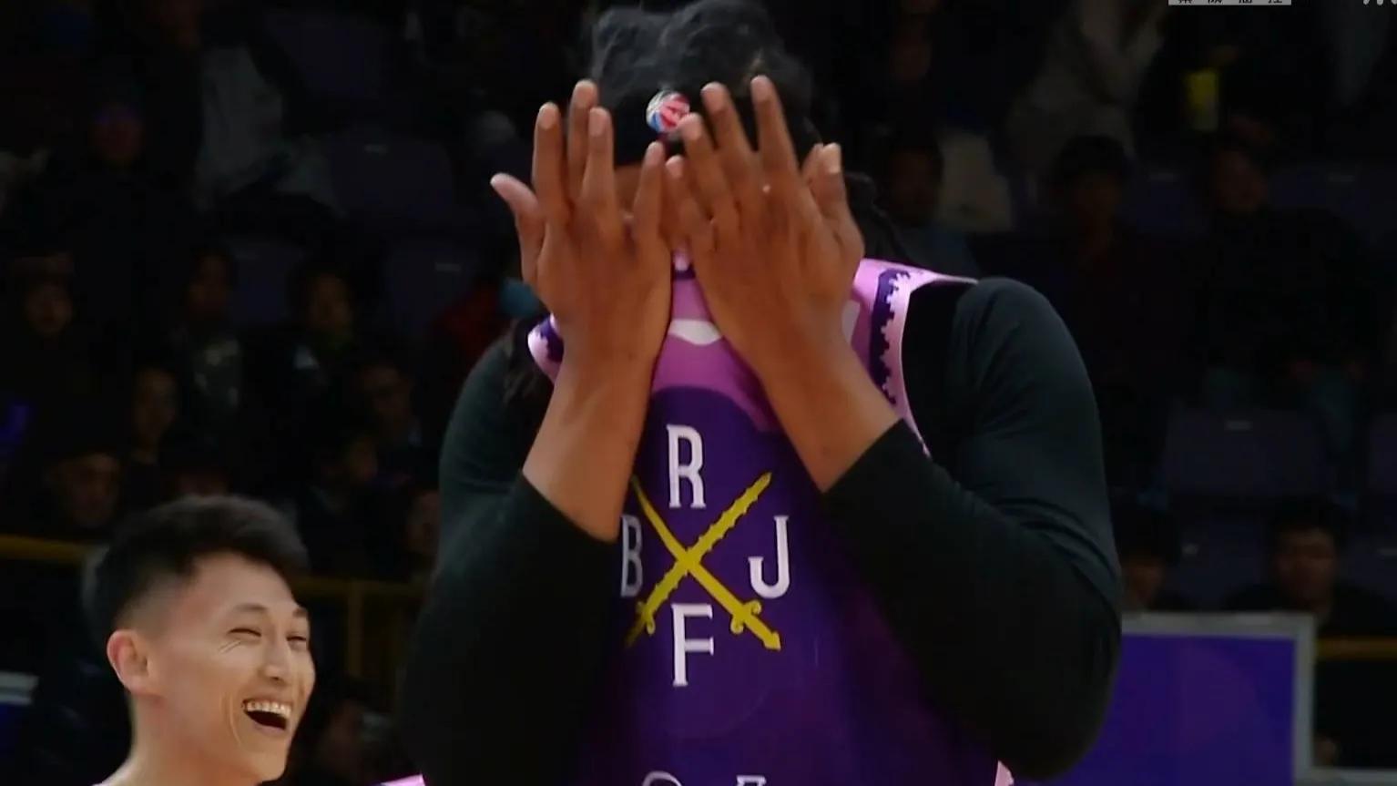 篮球比赛出现重大失误，球员受到指责