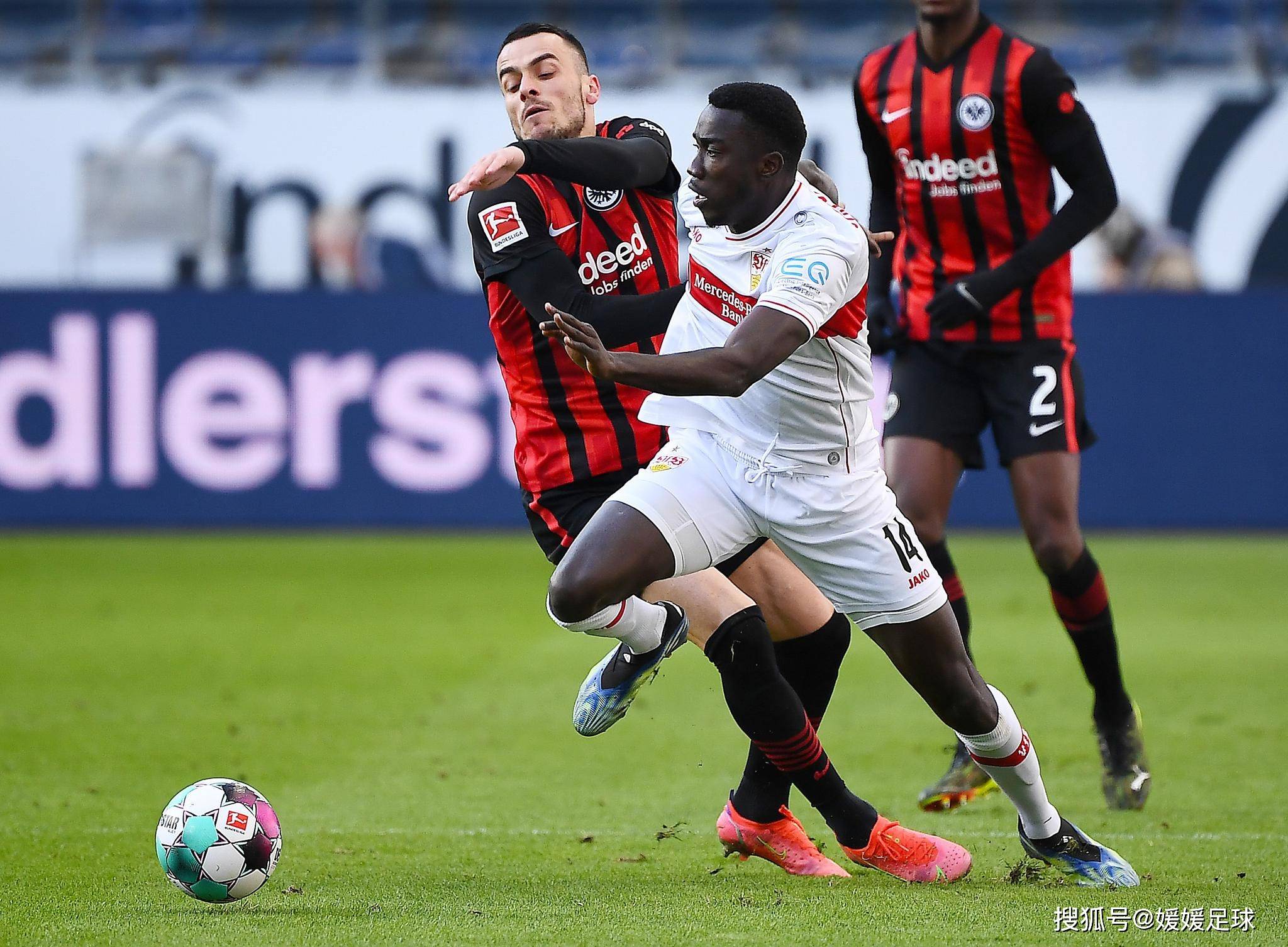 拜仁慕尼黑主场击败对手，德甲夺冠领跑