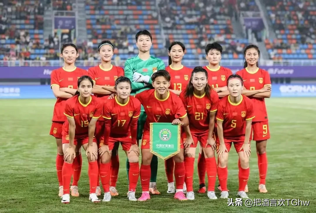 女足比赛中球员们团结一心，努力拼搏的简单介绍