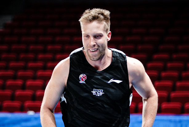 美国男篮血洗勇士B队，汉密尔顿送出助攻的简单介绍